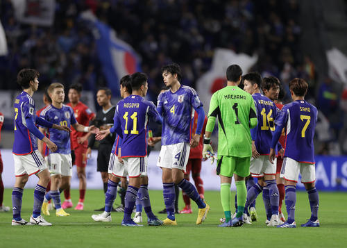 日本対ミャンマー　試合後、細谷（中央左）らと喜び合う町田（同右）らイレブン（撮影・前田充）