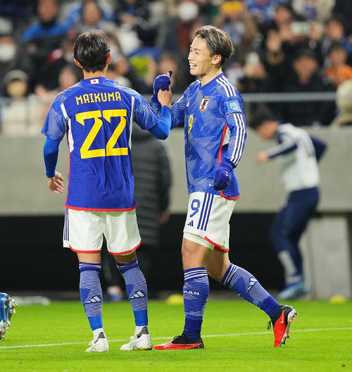 日本対ミャンマー　後半、ハットトリックを決め毎熊（左）の祝福に笑顔を見せる上田（撮影・垰建太）
