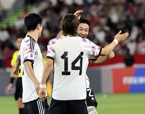 日本対シリア　後半、追加点を決めた菅原はチームメートの祝福に笑顔（撮影・パオロ　ヌッチ）