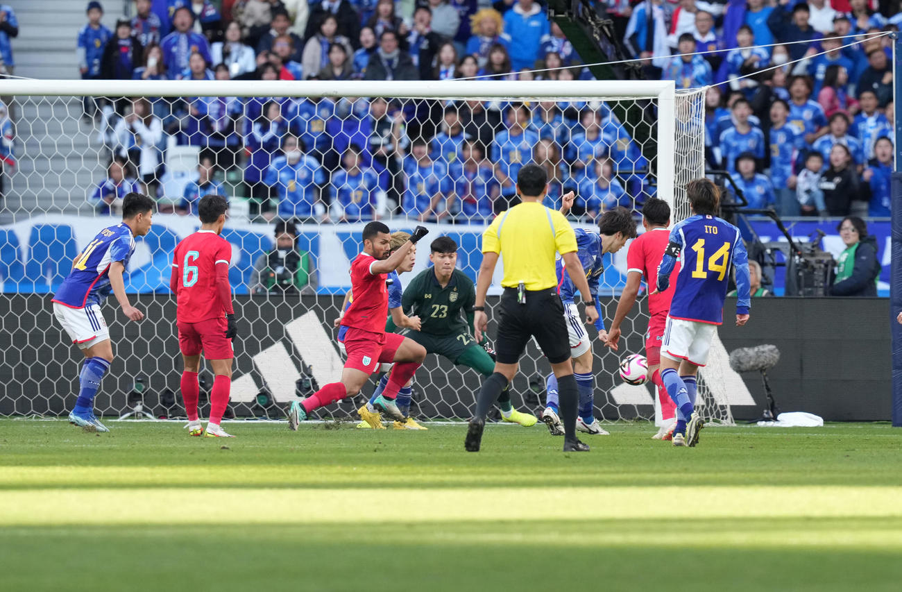 日本対タイ　後半、ゴールを決める田中（中央）（撮影・井上学）