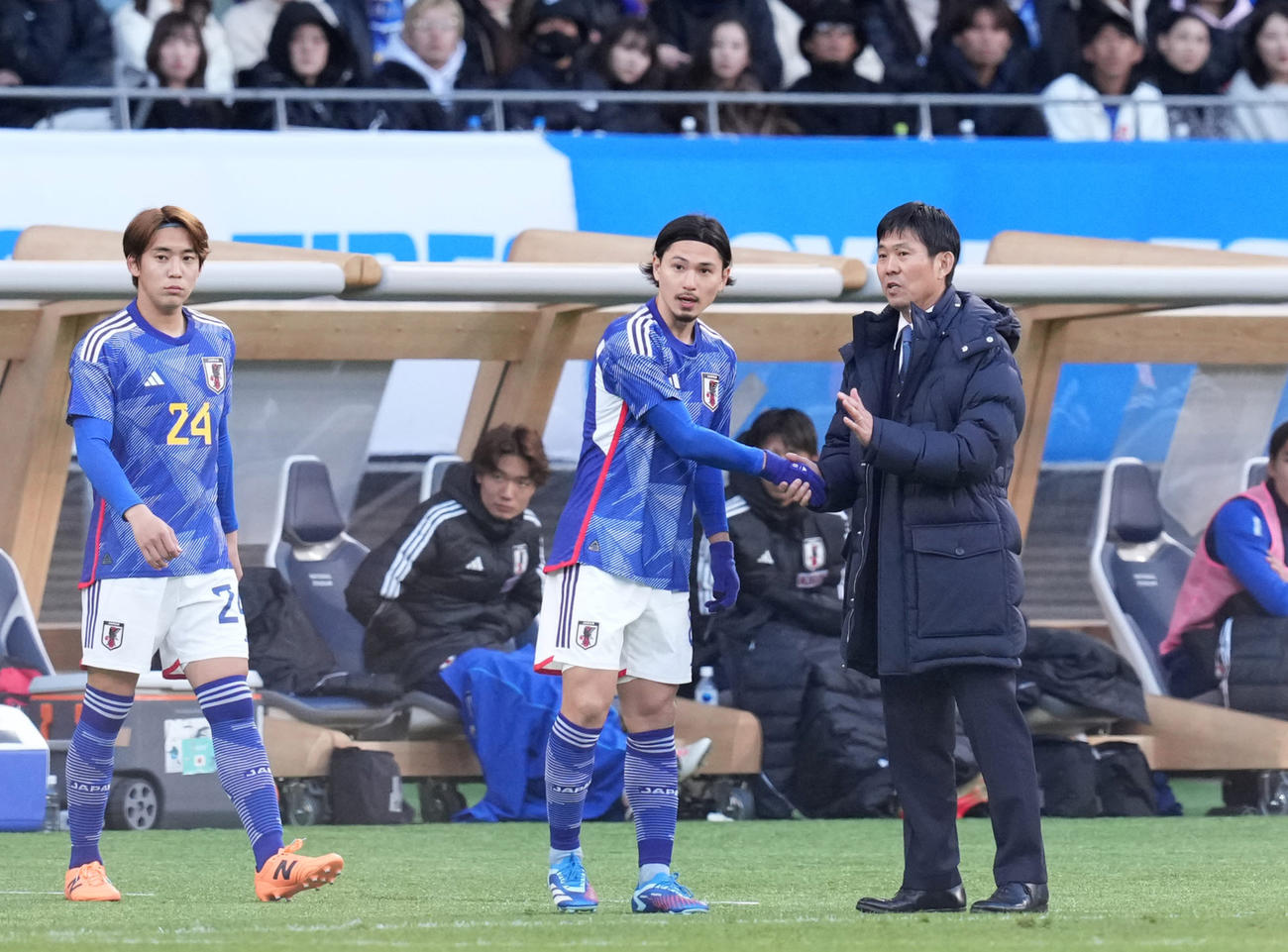 日本対タイ　後半、南野（中央）と握手する森保監督（右）（撮影・井上学）