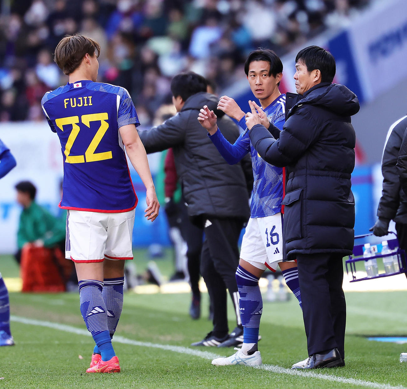 日本対タイ　前半、指示を出す森保監督（右）（撮影・足立雅史）