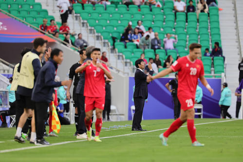 日本対ベトナム　前半、ベトナム代表グエン・ディン・バックにゴールを決められ、選手たちに指示を出す森保監督（後方）（撮影・足立雅史）