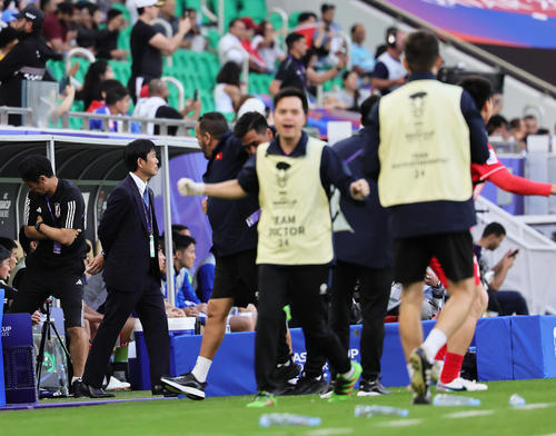 日本対ベトナム　前半、ベトナム代表のファム・トゥアン・ハイにゴールを決められ、厳しい表情の森保監督（左から2人目）（撮影・足立雅史）