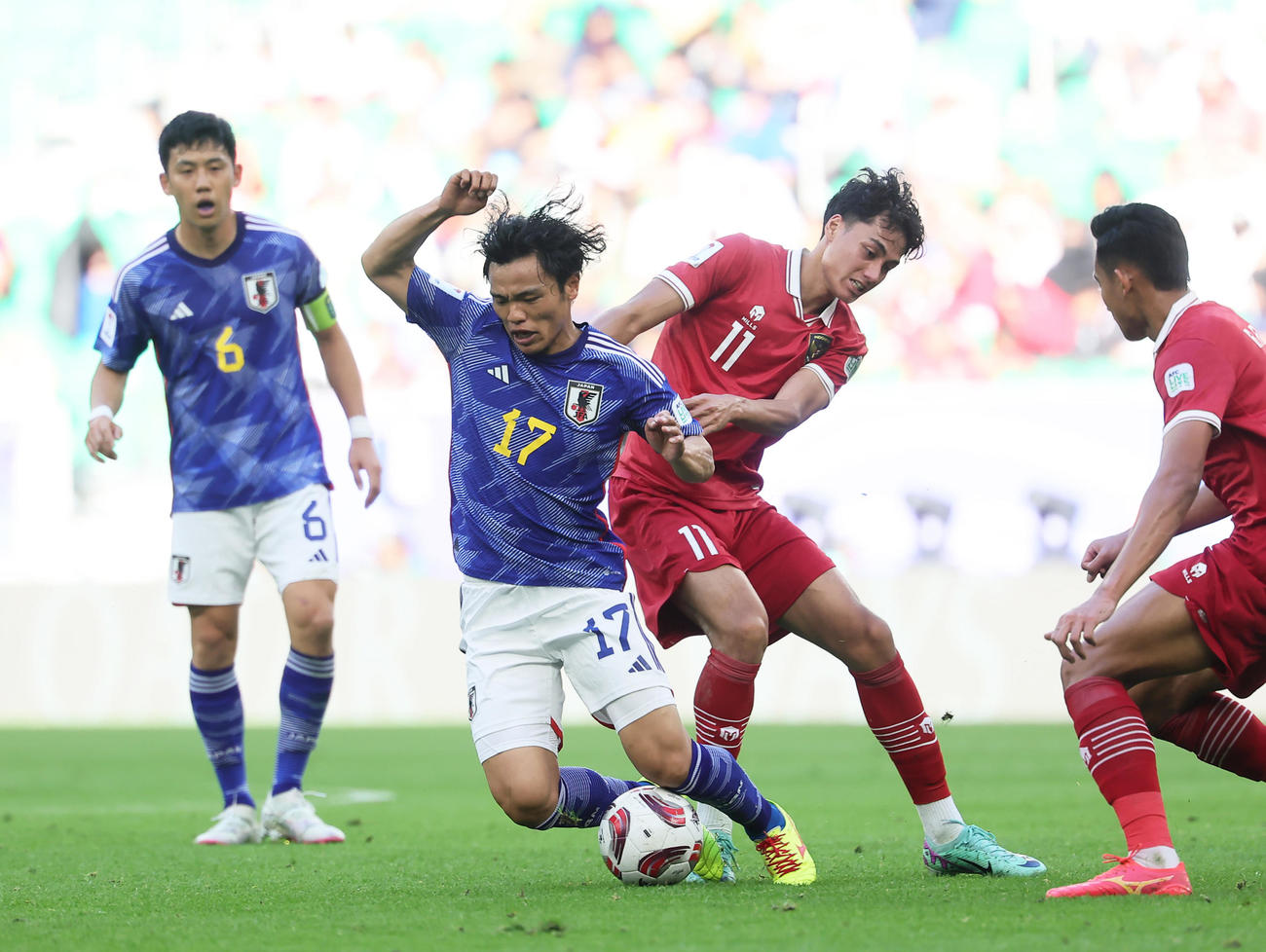 日本対インドネシア　前半、競り合う旗手（左から2人目）。左は遠藤（撮影・足立雅史）