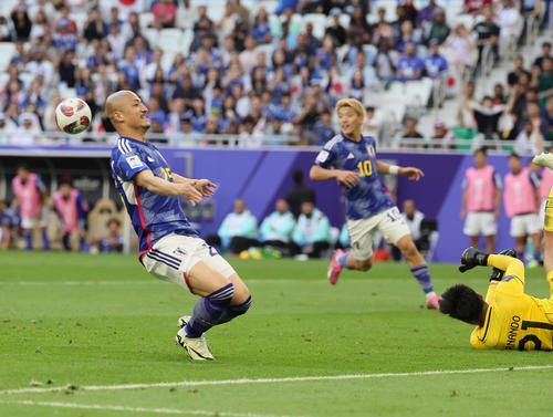 日本対インドネシア　後半、ゴール前に飛び込むもボールが合わない前田（左）（撮影・足立雅史）