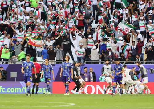 日本対イラン　後半終了間際、イランに逆転のPKを決められ、肩を落とす板倉（中央）ら日本代表の選手たち（撮影・足立雅史）