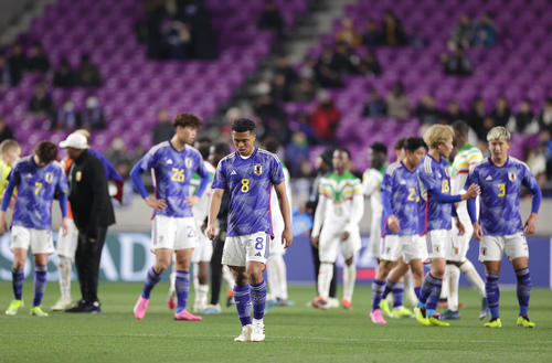 U－23日本対U－23マリ　U－23マリ代表に逆転負けを喫し、肩を落とす藤田（中央）らU－23日本代表の選手たち（撮影・前田充）