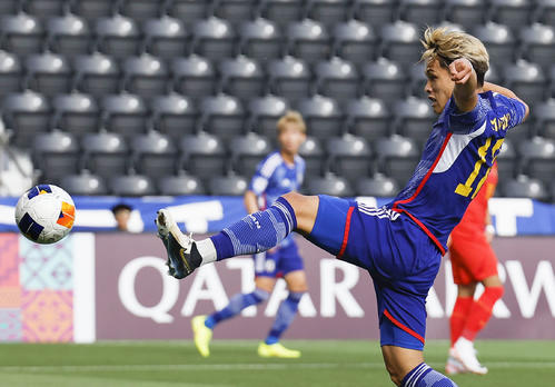 日本対中国　前半、先制ゴールを決める松木（共同）