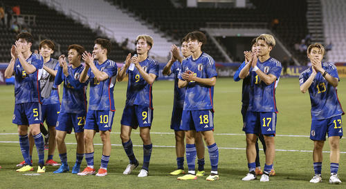 日本対中国　中国に競り勝ち、サポーターにあいさつする松木（右から2人目）らU―23日本代表（共同）