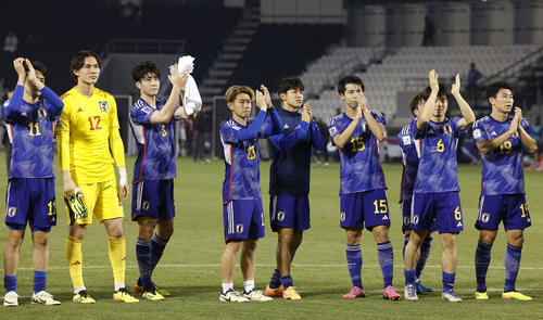 UAEに勝利し準々決勝進出を決め、サポーターにあいさつする木村（左から3人目）らU－23日本代表（共同）