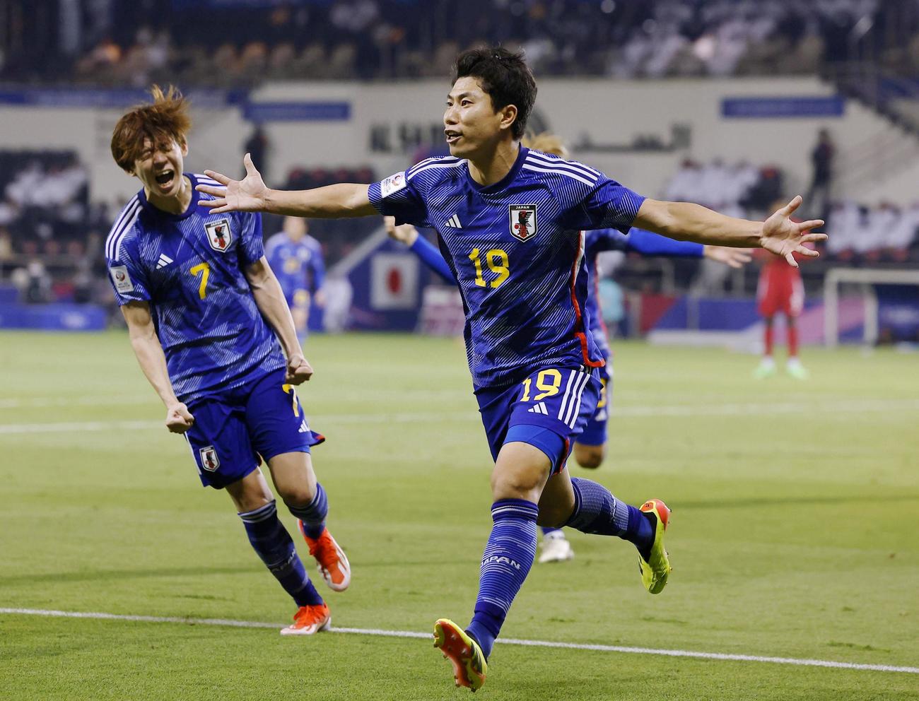 延長前半、勝ち越しールを決め、駆け出す細谷（右）（共同）
