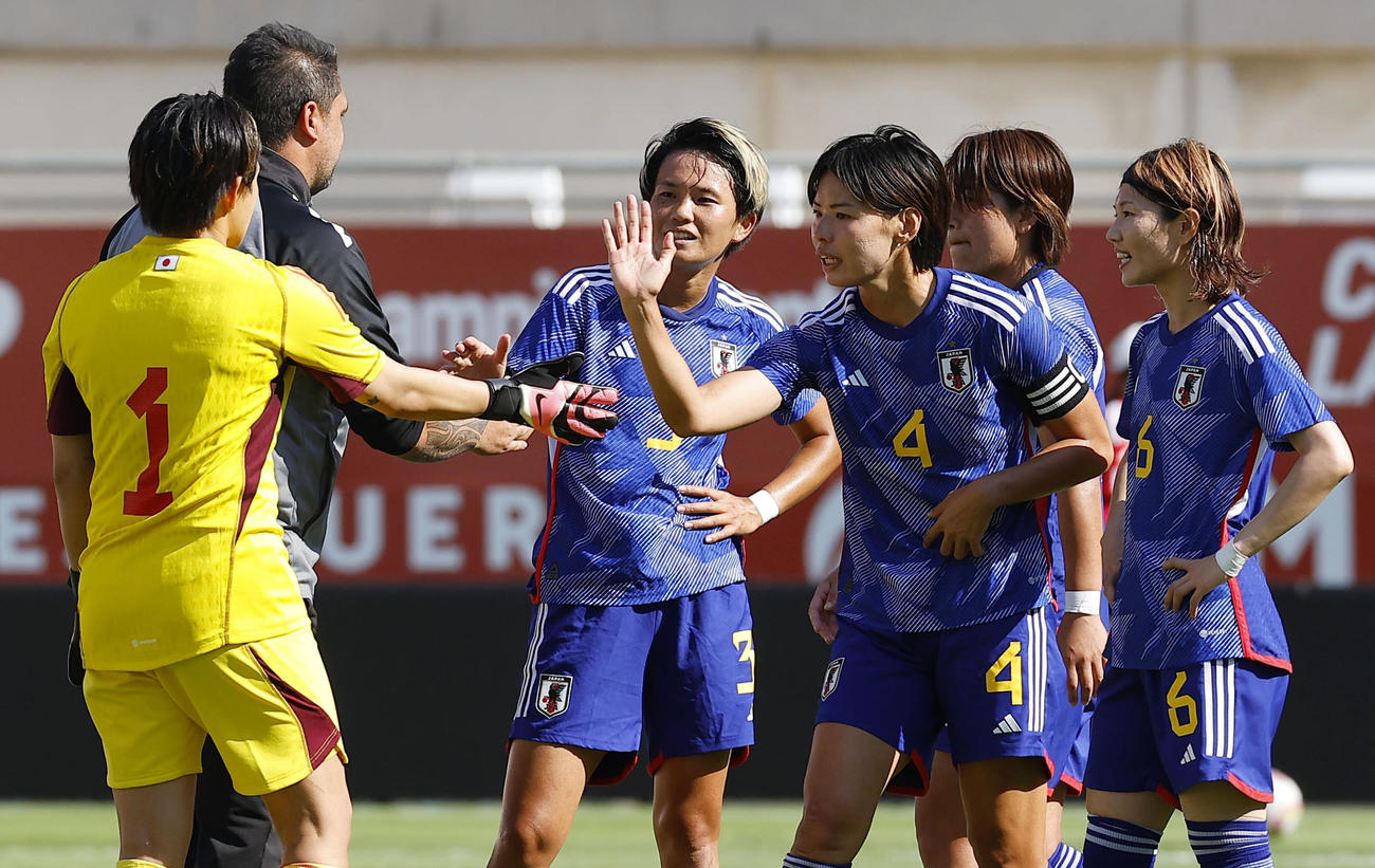 ニュージーランドに勝利し、タッチを交わす熊谷（中央）ら女子日本代表（共同）