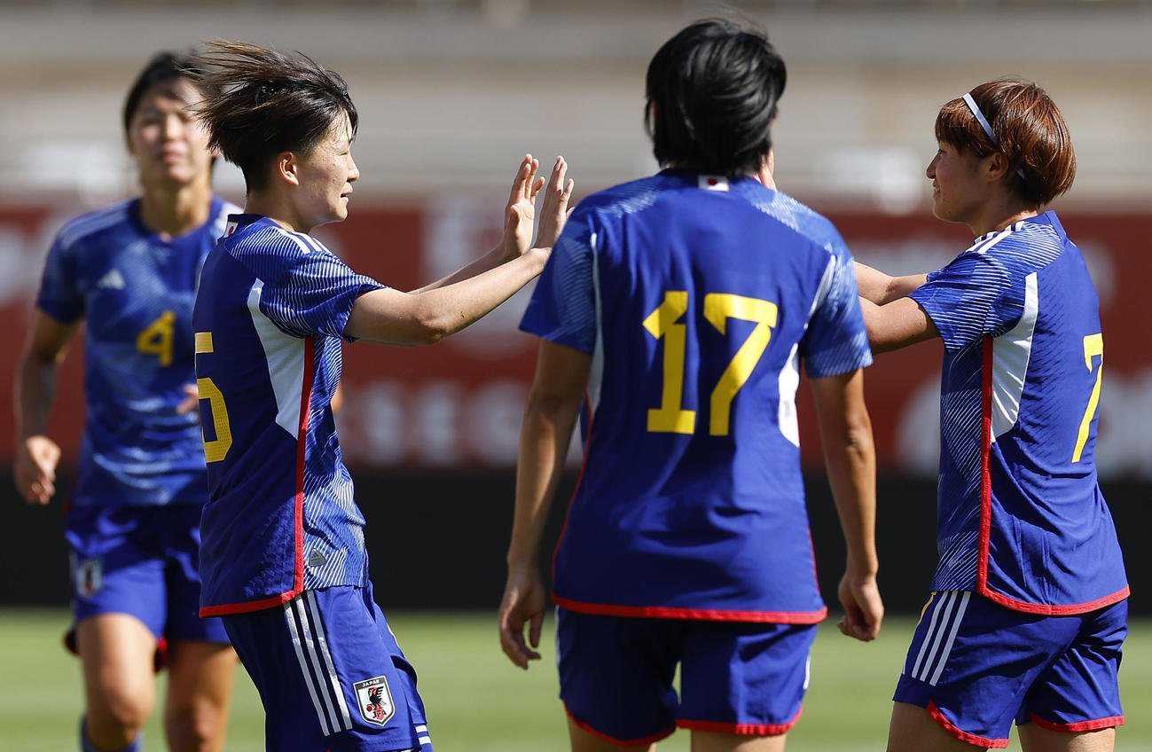 日本―ニュージーランド　後半、チーム3点目のゴールを決め、タッチを交わす藤野（手前左）（共同）