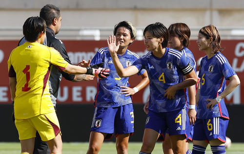 ニュージーランドに勝利し、タッチを交わす熊谷（中央）ら女子日本代表（共同）