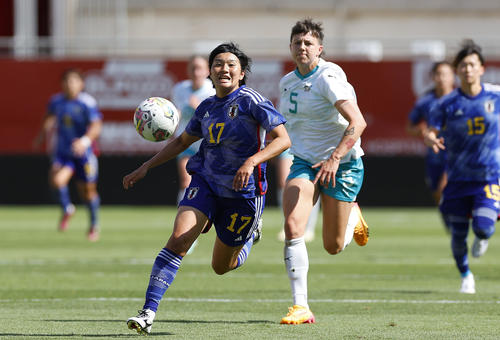 日本―ニュージーランド　後半、攻め込む千葉（左）（共同）