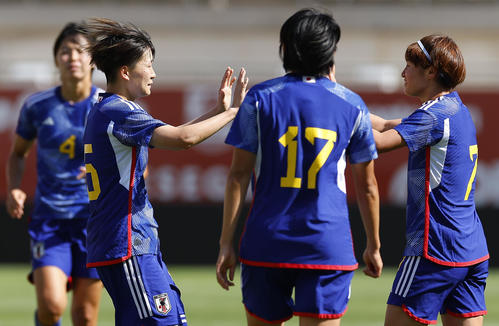 日本―ニュージーランド　後半、チーム3点目のゴールを決め、タッチを交わす藤野（手前左）（共同）