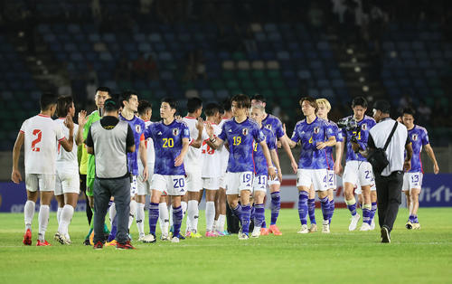 日本対ミャンマー　ミャンマーに快勝し、タッチを交わす小川（中央）ら（撮影・足立雅史）