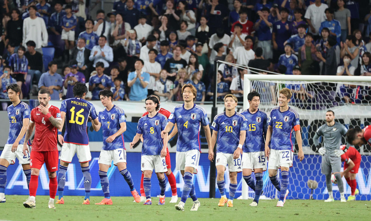 日本対シリア　試合後、シリア代表に勝利した日本代表の選手たち（撮影・加藤孝規）