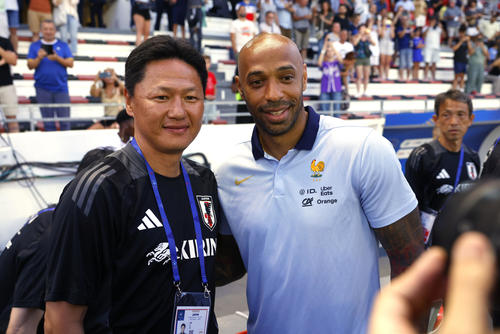 試合前、写真に納まる大岩監督（左）とフランス代表のアンリ監督（共同）