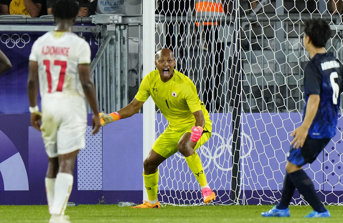 日本－マリ　試合終了間際、マリがPKを外し、雄たけびを上げるGK小久保（中央）（共同）