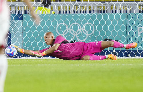 日本―イスラエル　後半、イスラエルのシュートを阻むGK小久保（共同）