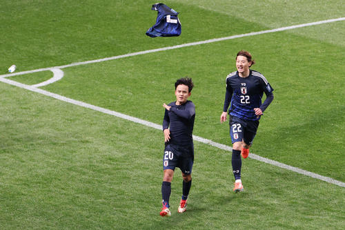 日本対バーレーン　後半、ゴールを決めた久保（左）はユニホームを脱いで喜ぶ（撮影・宮地輝）