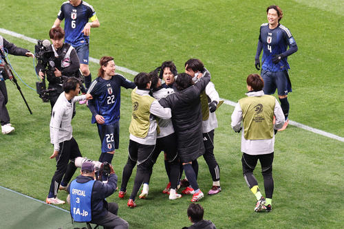 日本対バーレーン　後半、ゴールを決めチームメートに揉みくちゃにされる久保（中央）（撮影・宮地輝）