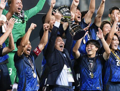 3戦全勝で優勝を果たし、大喜びの森保監督（中央）ら日本代表（共同）