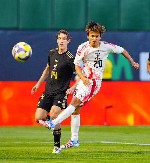 日本対メキシコ　前半、シュートを放つ久保（中央）（撮影・垰建太）