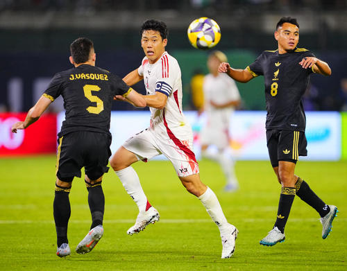 サッカー日本代表米国遠征　日本対メキシコ　後半、パスを出す遠藤（撮影・垰建太）