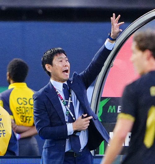 日本対メキシコ　前半、指示を出す日本の森保監督（撮影・垰建太）