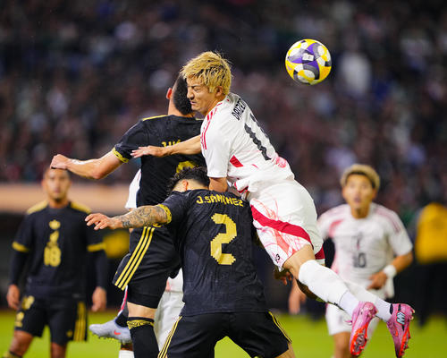 日本対メキシコ　後半、クロスに飛び込む前田（右）（撮影・垰建太）