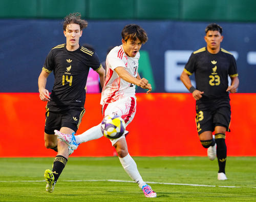 日本対メキシコ　前半、シュートを放つ久保（中央）（撮影・垰建太）