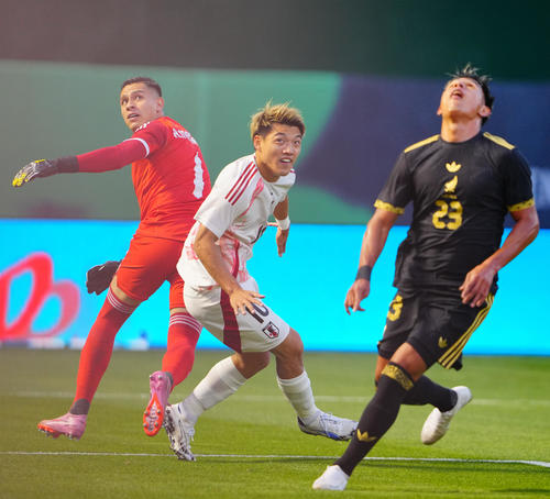 日本対メキシコ　前半、GKの頭上からゴールを狙う堂安（中央）（撮影・垰建太）