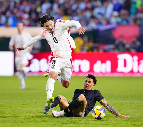 サッカー日本代表米国遠征　日本対メキシコ　前半、ドリブル突破を図る南野（左）（撮影・垰建太）
