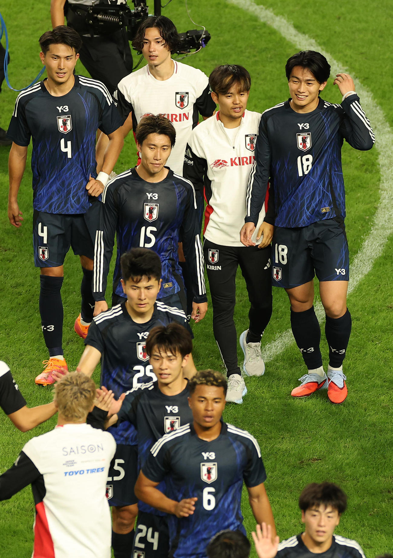 日本対パラグアイ　後半、同点ゴールを決めた上田（右）は久保と笑顔を見せる（撮影・上田博志）