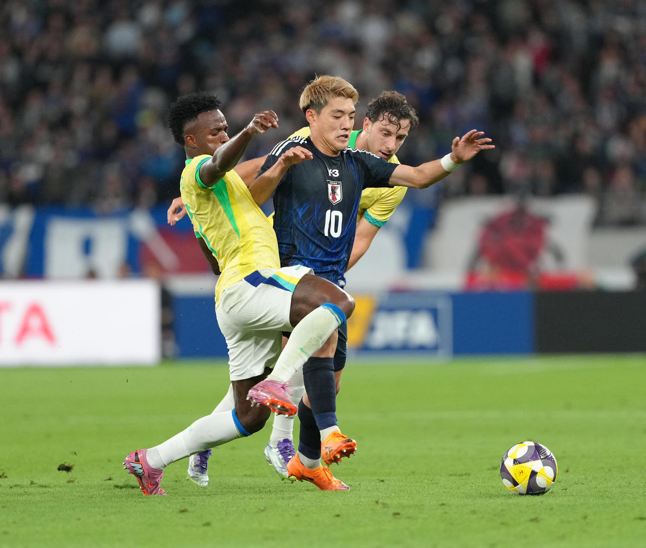 日本対ブラジル　前半、競り合う堂安（中央）（撮影・足立雅史）