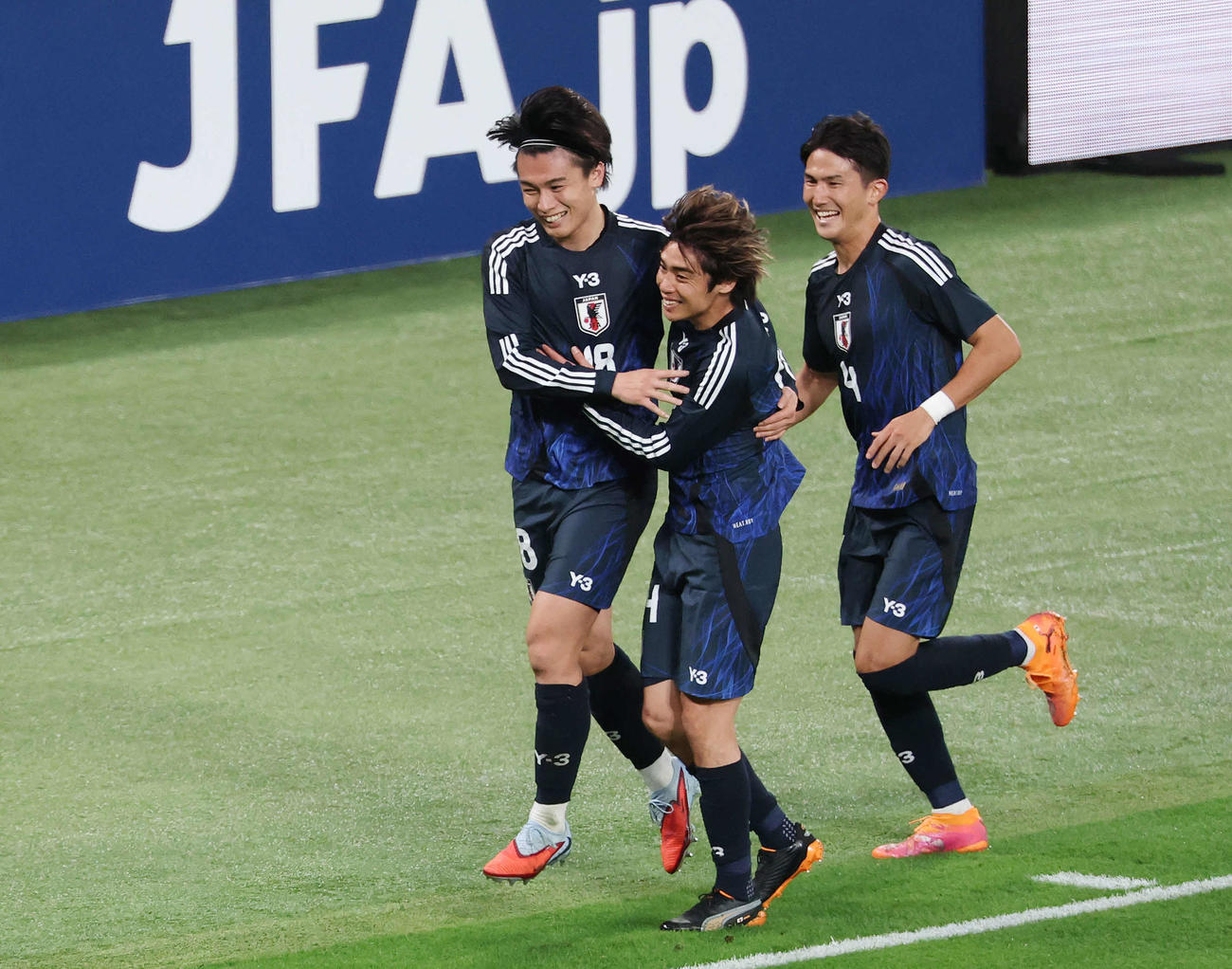 日本対ブラジル　後半、ゴールを決め伊東（中央）と渡辺（右）と喜ぶ上田（撮影・宮地輝）