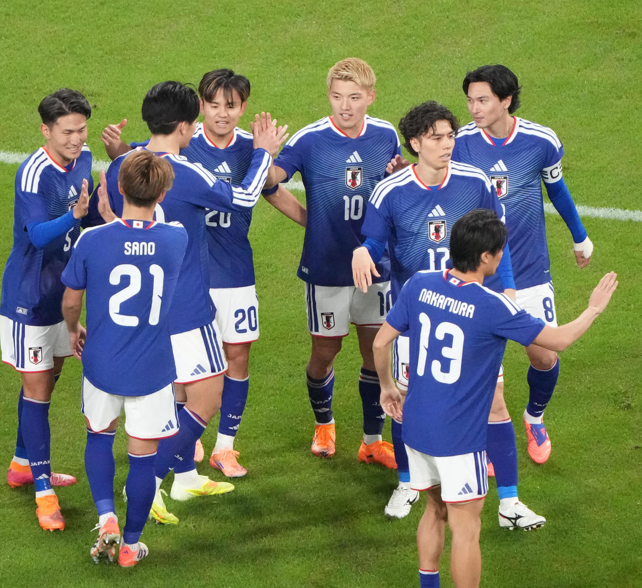 後半、堂安（右から4人目）がチーム2点目のゴールを決め喜ぶ（撮影・森本幸一）