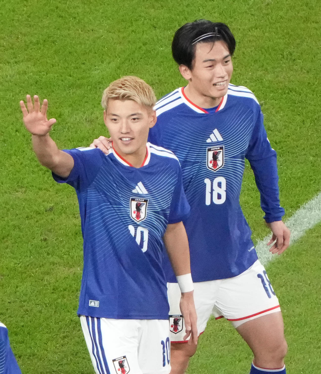 日本対ガーナ　後半、堂安（左）がチーム2点目のゴールを決め喜ぶ（撮影・森本幸一）