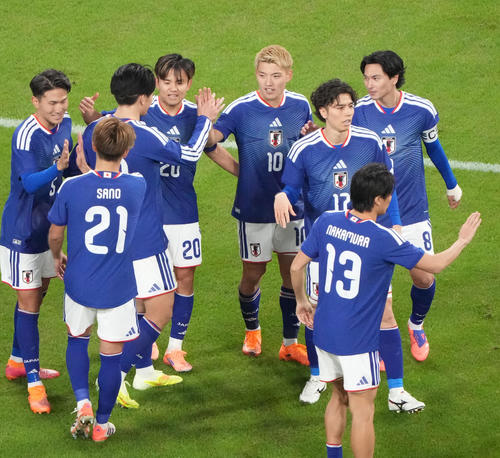 後半、堂安（右から4人目）がチーム2点目のゴールを決め喜ぶ（撮影・森本幸一）