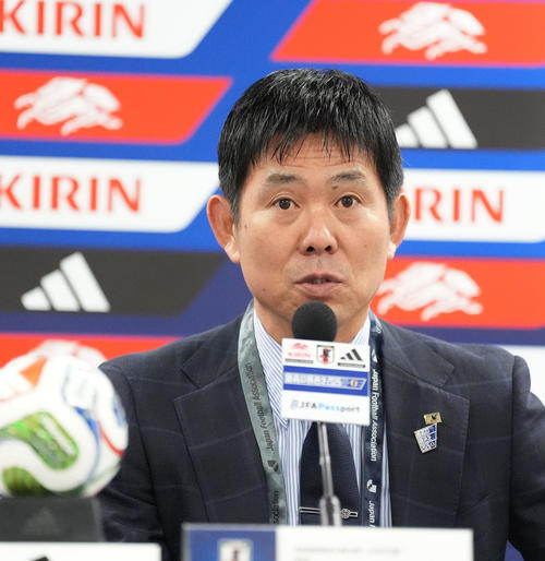 試合後、会見する森保監督（撮影・森本幸一）