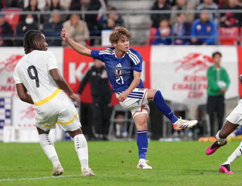 日本対ガーナ　後半、シュートを放つ佐野（撮影・足立雅史）