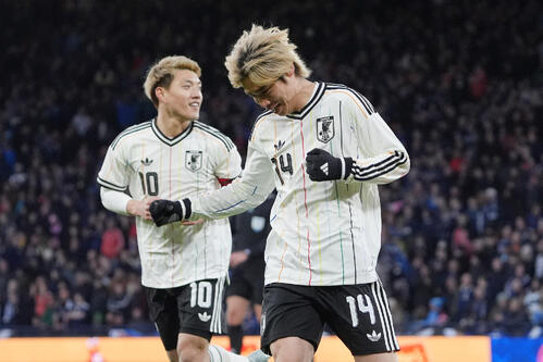 日本対スコットランド　後半、先制ゴールを決め喜ぶ伊東（右）。左は堂安（撮影・パオロ　ヌッチ）