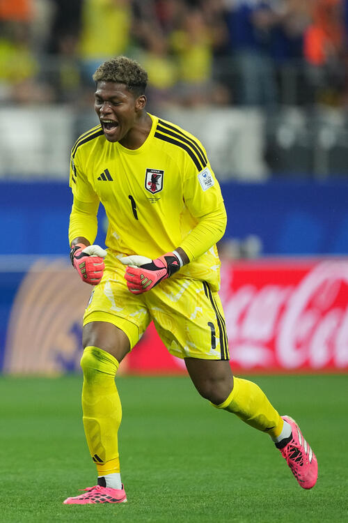 日本対オランダ　後半、中村の同点ゴールを喜ぶGK鈴木彩艶（AP）