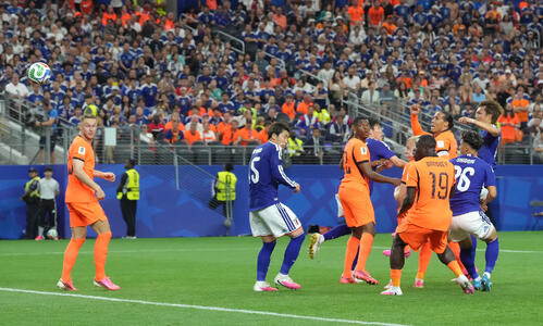 W杯北中米大会　1次リーグ　第1戦　日本対オランダ　後半、小川航基（右端）のヘディングシュートが鎌田大地（左から2人目）に当たり、同点ゴールとなる（撮影・足立雅史）