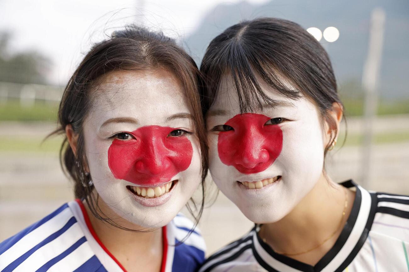 チュニジア戦で、顔にペイントした日本サポーター＝モンテレイ（共同）