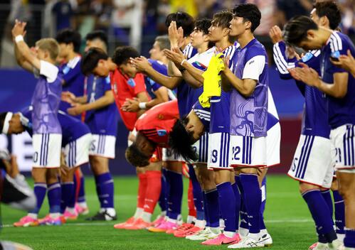 日本対スウェーデン　試合後、サポーターに拍手を送る日本代表の選手たち（ロイター）