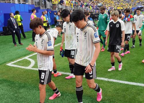 日本対ブラジル　ブラジルに敗れ引き揚げる久保建英（左）ら日本代表（撮影・足立雅史）